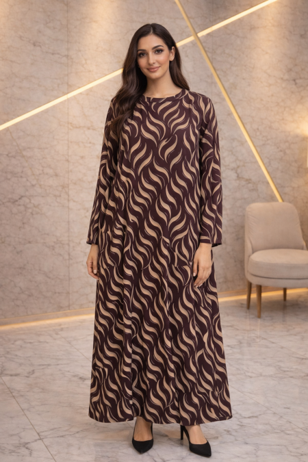 فستان ماكسي بنقشة فاخرة وقصّة انسيابية