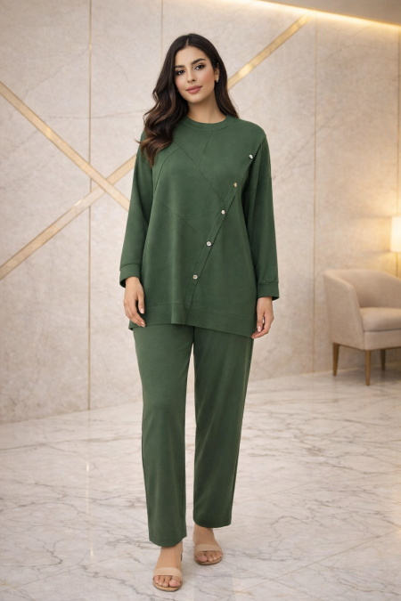 طقم نسائي عملي بتصميم عصري وأنيق