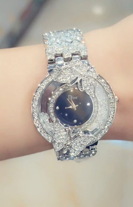 ساعة يد نسائية صغيرة  فضيه ومرصعة بالكامل.