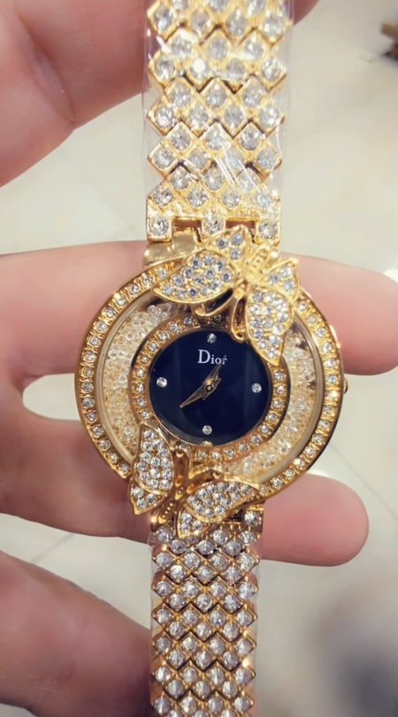 ساعة يد نسائية فاخرة بتصميم ماسي