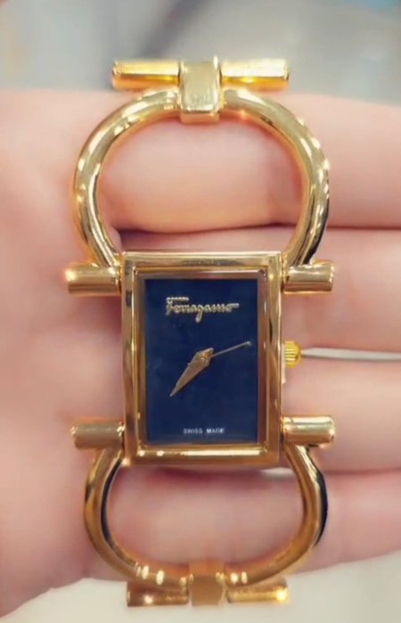 ساعة يد نسائية فاخرة ذهبية كلاسيكية.