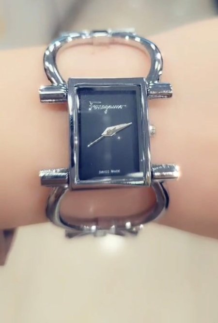 ساعة يد نسائية فاخرة فضيه كلاسيكية.