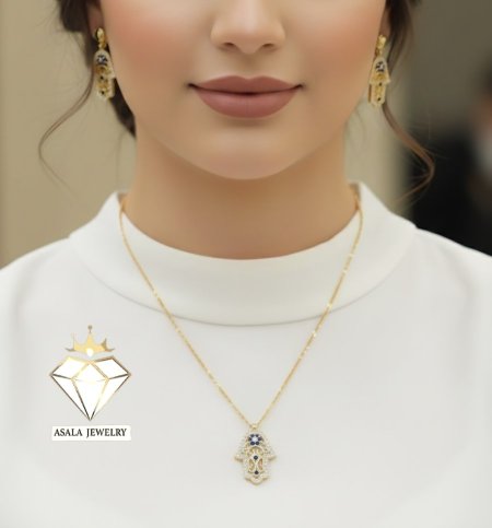 قلادة يد فاطمة صغيرة مرصّعة بحجر أزرق