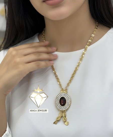 قلادة حجر عنابي مرصّعة